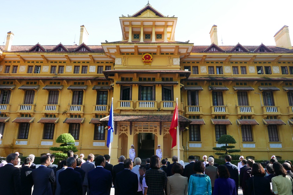 Lễ thượng cờ ASEAN kỷ niệm 50 năm ngày thành lập - 9
Sự ra đời của Cộng đồng ASEAN năm 2015 là dấu mốc lịch sử của tiến trình liên kết ASEAN, có ý nghĩa đặc biệt với Hiệp hội, khu vực cũng như từng nước thành viên. Với dân số 630 triệu dân, tổng GDP gần 3 nghìn tỉ USD, mức tăng trưởng 4.7% năm 2016, ASEAN hiện là động lực của nền kinh tế khu vực. Trở thành một tổ chức có uy tín ở khu vực Châu Á – Thái Bình Dương, ASEAN ngày nay hoạt động dựa trên Hiến chương ASEAN cùng các giá trị và nguyên tắc hoạt động thống nhất. Phương cách ASEAN được xây dựng trên nền tảng văn hóa phương Đông, coi trọng sự đoàn kết và phồn vinh chung, sự khoan dung và hài hoà lợi ích trong tập thể, giúp làm nên thành công của ASEAN suốt 5 thập kỷ qua, Thứ trưởng Bùi Thanh Sơn phát biểu.