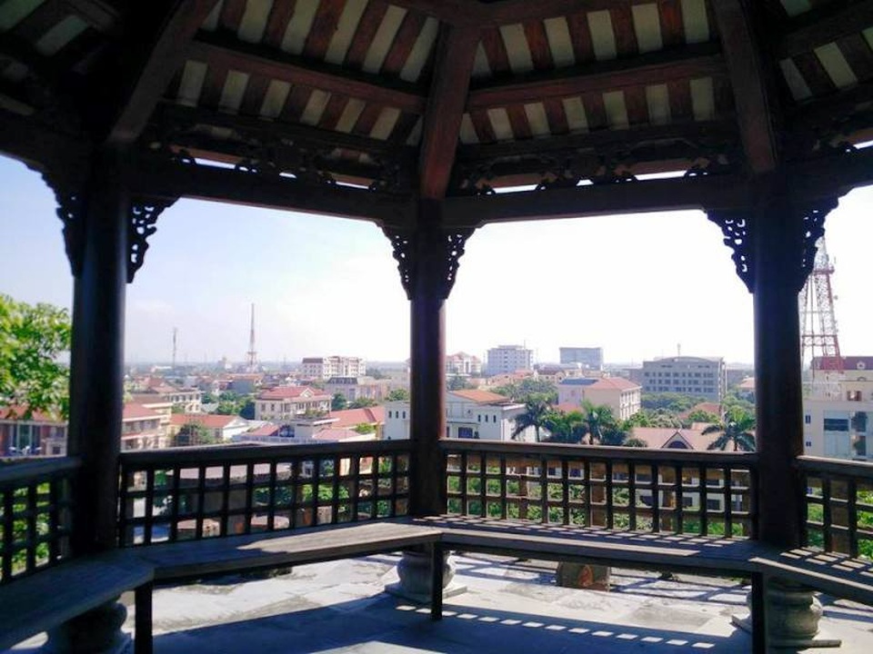 Từ Nghênh Phong Các có thể phóng tầm mắt xung quanh nhìn ngắm thành phố Ninh Bình.