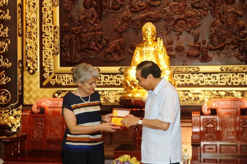 Tổng giám đốc UNESCO thăm quần thể danh thắng Tràng An - 14 Chủ tịch UBND tỉnh Ninh Bình tặng đồng tiền nhà Đinh cho Tổng Giám đốc UNESCO.