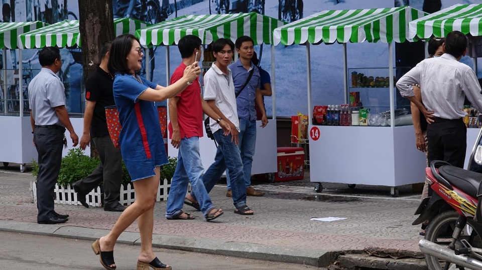 Sài Gòn đã có phố hàng rong - 8
Chị Huỳnh Trang Nhi đang quay trực tiếp trên mạng xã hội giới thiệu với bạn bè nước ngoài về phố hàng rong.