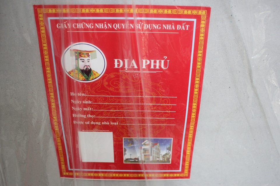 “Siêu xe hạng sang, biệt phủ dát vàng” chật kín phố Hàng Mã mùa Vu Lan - 6 Đi kèm với mỗi căn nhà đều đính kèm sổ đỏ.