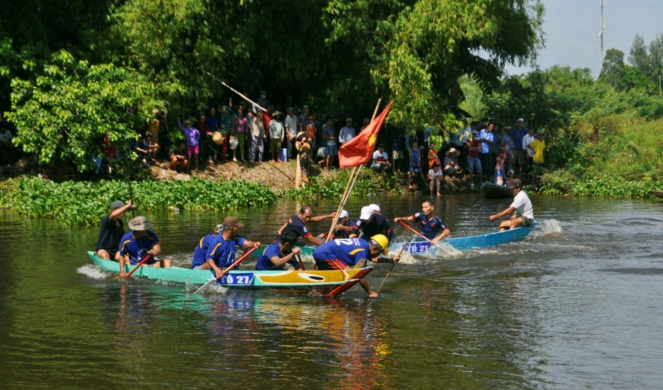 Đua thuyền truyền thống, một hoạt động được người dân nhiệt liệt hưởng ứng