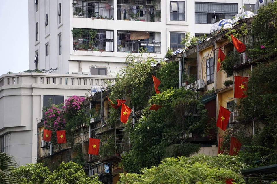 
Cờ đỏ sao vàng trên dãy nhà tập thể cũ.
