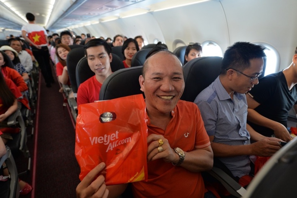Gần 200 hành khách Vietjet cùng hát "Nối vòng tay lớn" mừng quốc khánh 2/9 - 13 Gần 200 hành khách Vietjet cùng hát "Nối vòng tay lớn" mừng quốc khánh 2/9 - 13