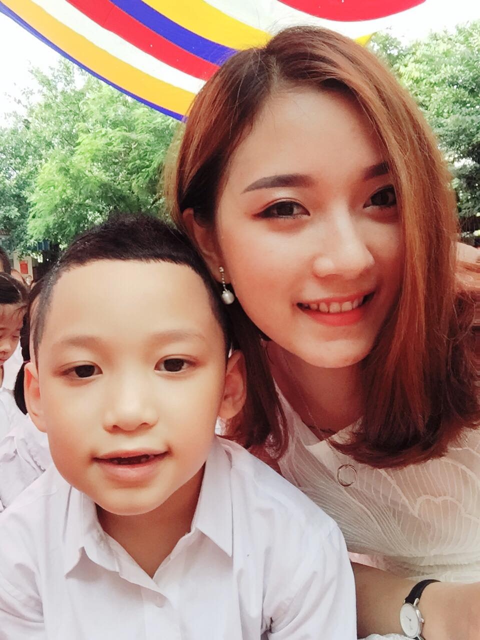 Cô giáo xinh đẹp quạt mát cho học sinh ngày tựu trường gây sốt trên mạng xã hội - 11