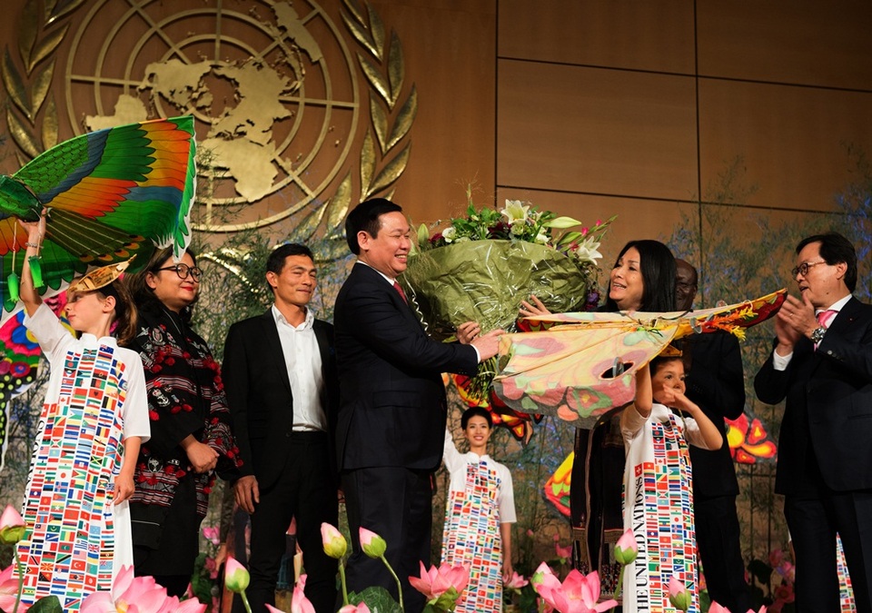Rực rỡ sắc màu thời trang Việt ở Trụ sở Liên hiệp quốc tại Geneve - 2
Ông Mukhisa Kituyi - Đại diện Tổng Thư ký Liên Hiệp quốc, Phó Thủ Tướng Vương Đình Huệ, Đại sứ Dương Chí Dũng tặng hoa cho các nghệ sỹ, người mẫu.