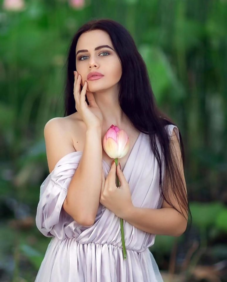 Bẻ hoa chụp ảnh, người mẫu đối diện nguy cơ bị phạt - 3 Bộ ảnh bên hoa sen được người mẫu Natalia Gurova đăng tải lên mạng xã hội.