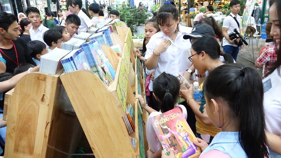 “Con hạnh phúc khi đến đây, vì con được quan tâm” - 12 Theo bà Quách Thu Nguyệt, Trưởng BTC lễ hội thì ngoài các hoạt động vui chơi giải trí thì có bố trí thêm tủ sách Tín Nhiệm phục vụ việc đọc và tặng sách miễn phí cho các bé