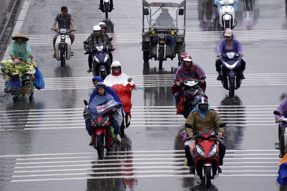 Hà Nội trong gió lạnh đầu mùa - 13
Cảnh người đi đường vất vả dưới thời tiết mưa lạnh.