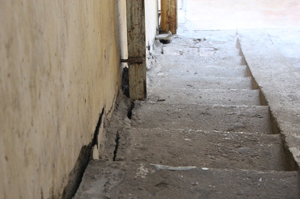 Khu nhà ở Thủ đô nứt toác, nghiêng ngả, chống đỡ bằng khung sắt - 5 Khu nhà ở Thủ đô nứt toác, nghiêng ngả, chống đỡ bằng khung sắt - 5