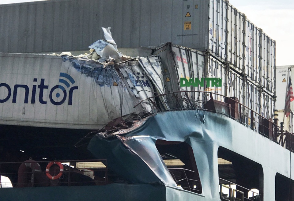 Hiện trường vụ tàu container nước ngoài bị tông trên sông Đồng Nai - 7
Trong số đó có 1 container loại 40 feet chứa hàng nghìn thùng cá basa đông lạnh bị rơi xuống sông...