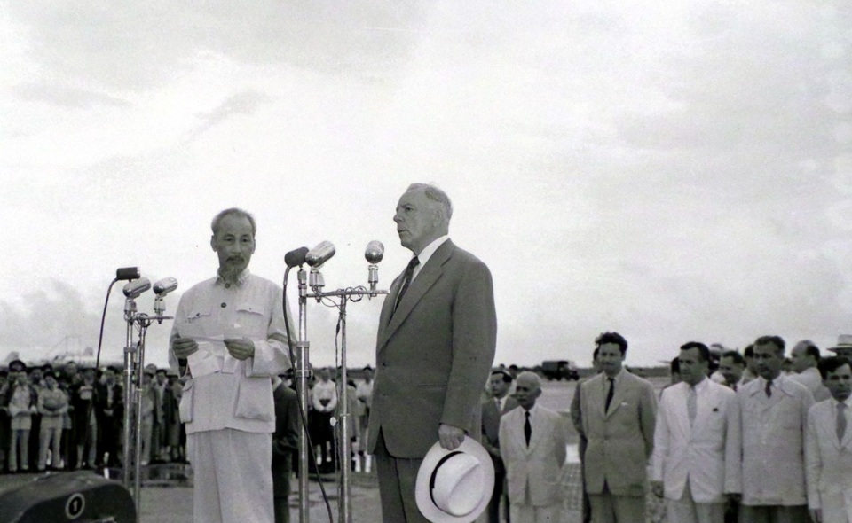 Chủ tịch Hồ Chí Minh trong Lễ đón phái đoàn cấp cao Liên Xô đến Việt Nam - tháng 5/1957. (Ảnh thuộc bản quyền của Cục Lưu trữ Liên bang Nga, Trung tâm Khoa học và Văn hóa Nga cung cấp).