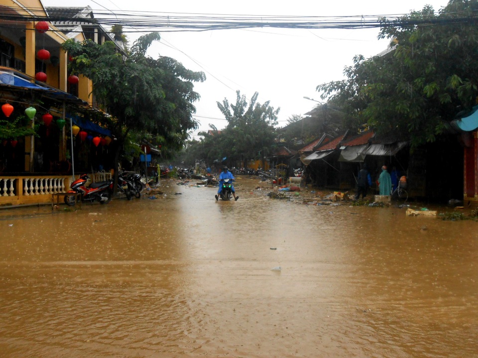 Hội An khẩn trương dọn dẹp sau mưa bão, chuẩn bị cho sự kiện APEC - 12 Nhiều nơi bùn bám dày đặc