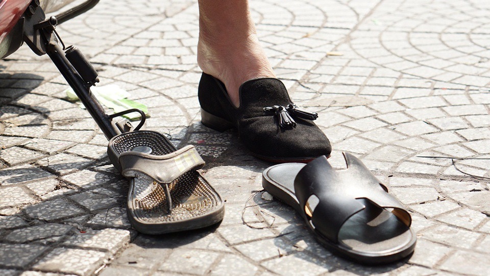 Nhiều vị khách cho rằng có lẽ do duyên nên chỉ ra đây sửa giày dép, có nhiều khách mối hàng chục năm và có cả khách nước ngoài về nước đặt đóng giày tại đoạn đường ngắn này