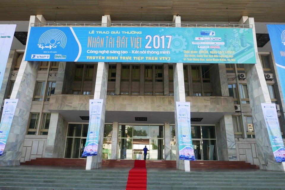 Đã sẵn sàng cho đêm trao giải Nhân tài Đất Việt 2017 - 1
Cung Văn hóa Hữu nghị Việt Xô chiều 16/11, vài giờ trước khi diễn ra Lễ trao giải Nhân tài Đất Việt 2017.
Được Hội Khuyến học Việt Nam khởi xướng từ năm 2005 và được đồng tổ chức bởi Báo Dân trí cùng Tập đoàn Bưu chính Viễn thông Việt Nam (VNPT), đến nay, Giải thưởng Nhân tài Đất Việt đã bước sang năm thứ 13, trở thành giải thưởng uy tín mang tầm vóc quốc gia.