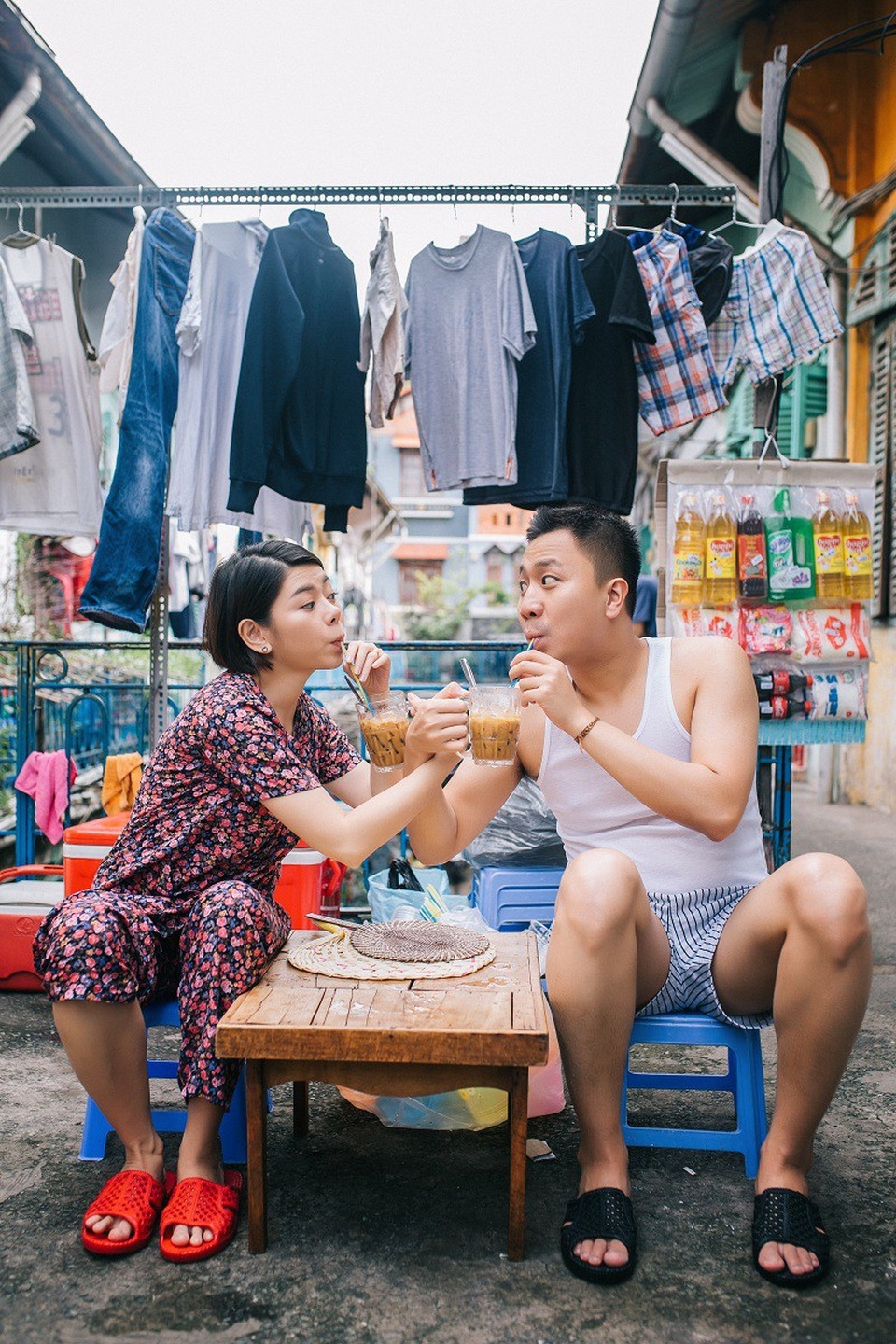 Ảnh cưới giản dị của cặp đôi yêu xa ở... quán phở, khu chung cư - 13 Được biết, ngày 25/11 tới đây cặp đôi Hồng Ngọc và Tuấn Anh sẽ chính thức về chung một nhà. Cùng ngắm nhìn bộ ảnh giản dị nhưng ý nghĩa của cặp đôi yêu xa này.
