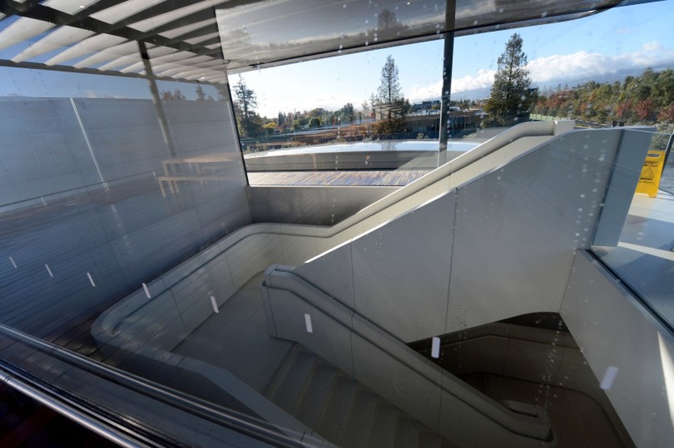 Trụ sở Apple Park chính thức mở cửa cho khách tới tham quan - 14 Kiến trúc thang sử dụng bên trong tòa nhà.