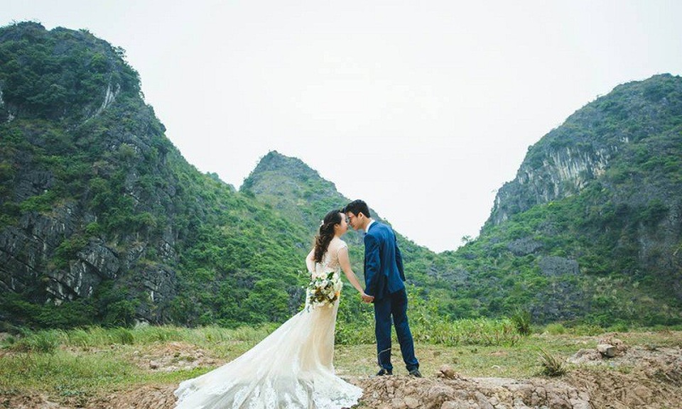 Cặp đôi nên duyên vợ chồng nhờ... bình luận "dạo" trên mạng - 9 Với Hà, Việt không phải là một chàng trai quá nổi bật về ngoại hình vì 9x thẳng thắn: Lúc đầu mới gặp Hà không hề ấn tượng, tuy Việt nói chuyện có hài hước nhưng không phải mẫu người của Hà. Song, cô gái gốc Ninh Bình lại bị gục ngã trước sự tâm lý và “quan tâm từ những cái nhỏ nhất” của Việt.