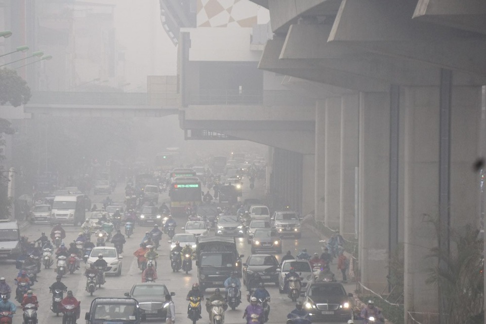 
Nhiều phương tiện giao thông phải bật đèn giữa ban ngày.
