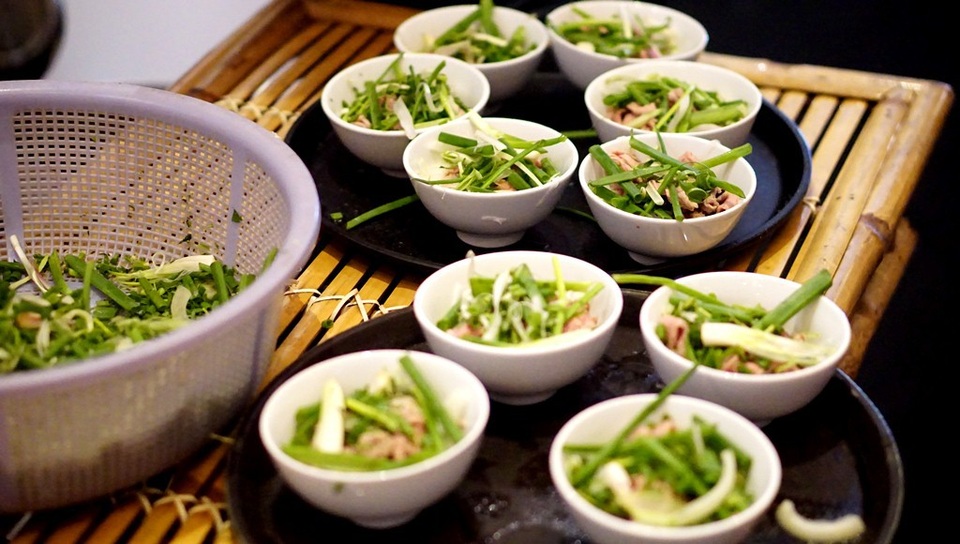 Thực khách thích thú “chạm tay” vào lịch sử của sợi phở - 14 Về cuối ngày nhưng lượng khách vẫn không giảm, đội ngũ phục vụ chỉ có thể phục vụ phần nhỏ trong chén như thế này. Theo những người yêu phở tại ngày hội, phở bò hay phở gà cũng cần có nguyên liệu là gừng và hành lá, từ cách sơ chế rau, hành cũng quyết định vị ngon của tô phở
