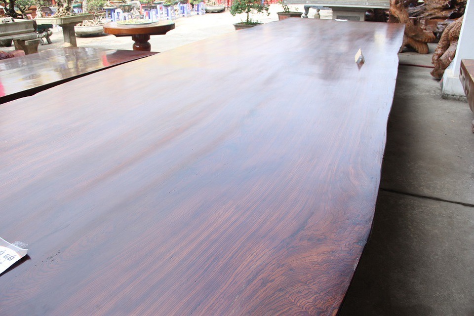 Chiếc sập gỗ có màu đen bóng, hoa văn nổi tự nhiên rất đẹp mắt và sang trọng.