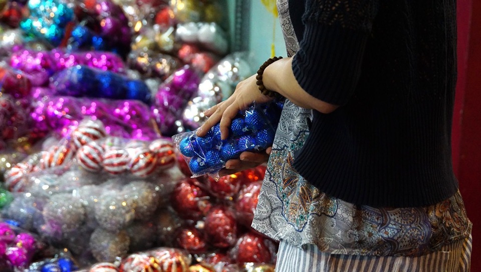 Khách đến đây chủ yếu tuyển lựa các mặt hàng trang trí để về thay thế các chi tiết đã cũ