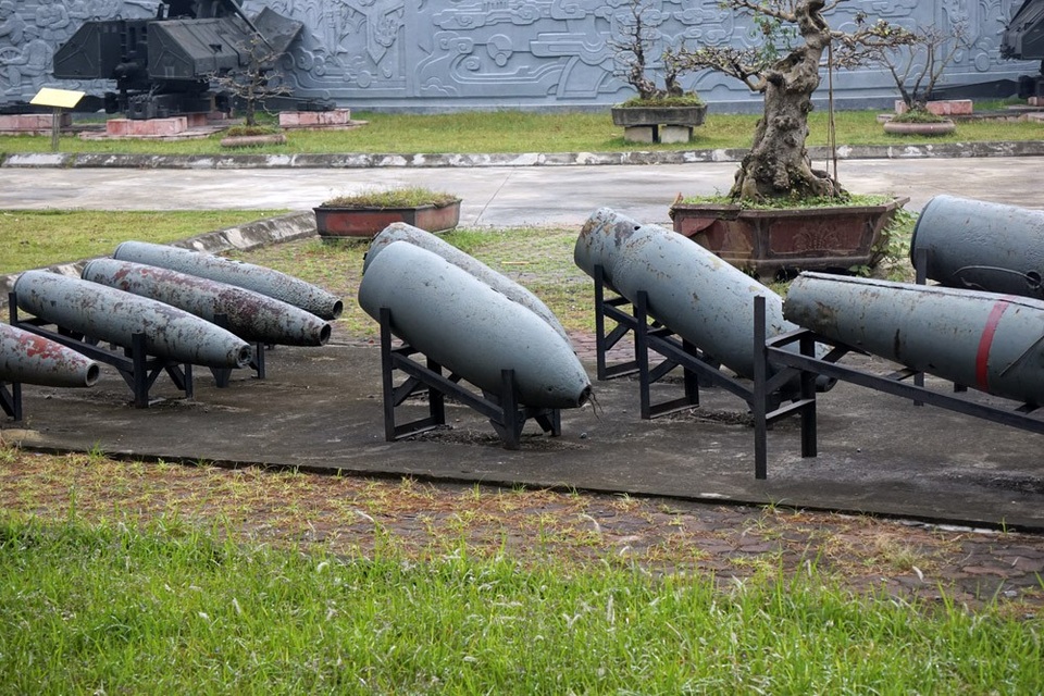 Những vũ khí đã bắn hạ B52 trong trận "Điện Biên Phủ trên không" - 15
Vỏ bom Mỹ tại Bảo tàng chiến thắng B52. Trong 12 ngày đêm, Mỹ đã thả hơn 36.000 tấn bom, vượt khối lượng bom đã ném trong toàn bộ thời kì từ năm 1969 đến năm 1971, và là một trong những cuộc tập kích có cường độ cao nhất trong lịch sử các cuộc chiến tranh.