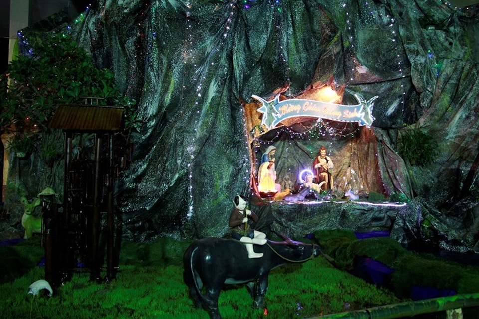 Giáo dân “phố núi” tất bật trang trí chuẩn bị cho lễ Giáng sinh - 11