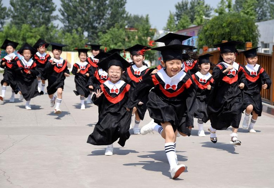 Những hình ảnh nổi bật thế giới tháng 6 - 11 Trẻ em Trung Quốc tươi cười trong ngày lễ tốt nghiệp mẫu giáo ở Hàm Đan, tỉnh Hà Bắc, Trung Quốc ngày 20/6. (Ảnh: Reuters)