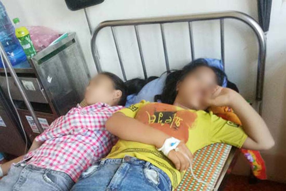 13 người ngộ độc vì dùng nước sinh hoạt nhiễm thuốc trừ sâu - 1 Các nạn nhân bị ngộ độc đang được điều trị tích cực tại Bệnh viện đa khoa huyện Sông Mã. (Ảnh: Vũ Tuấn).