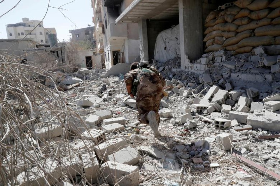 Ngày tàn của phiến quân IS tại thủ phủ Raqqa - 12
Một thành viên SDF vượt qua làn mưa đạn của các phần tử IS.
