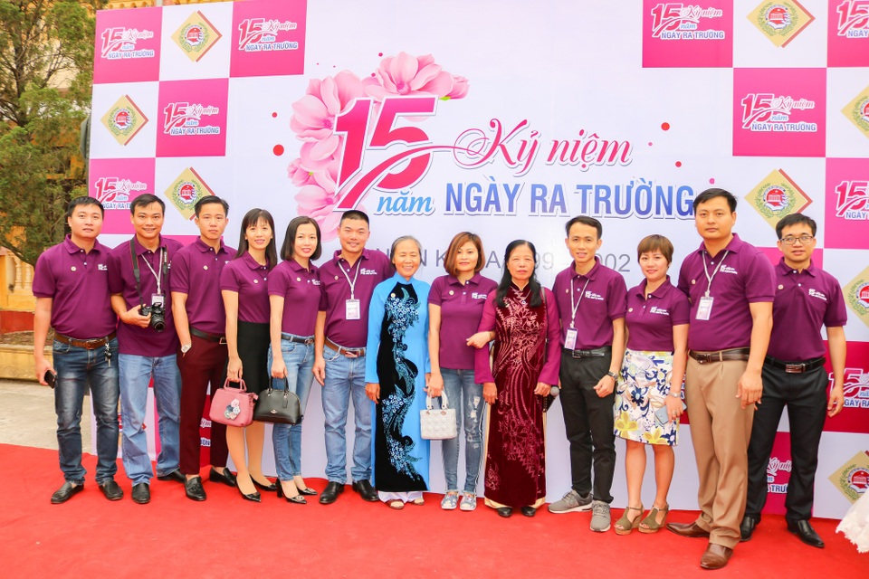 "Chúng mày ơi, về với trường, với lớp đi…" - 14
Tập thể lớp 12H chụp ảnh cùng GV Toán Phạm Thị Thái và cô Hoàng Thị Tê –GV bộ môn Văn.