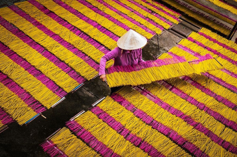 Những hình ảnh xuất sắc của nhiếp ảnh gia Việt đăng trên National Geographic - 13
Một người phụ nữ đang phơi hương thành phẩm ở Tây Ninh. Đây là công đoạn cuối cùng của nghề làm hương truyền thống.
