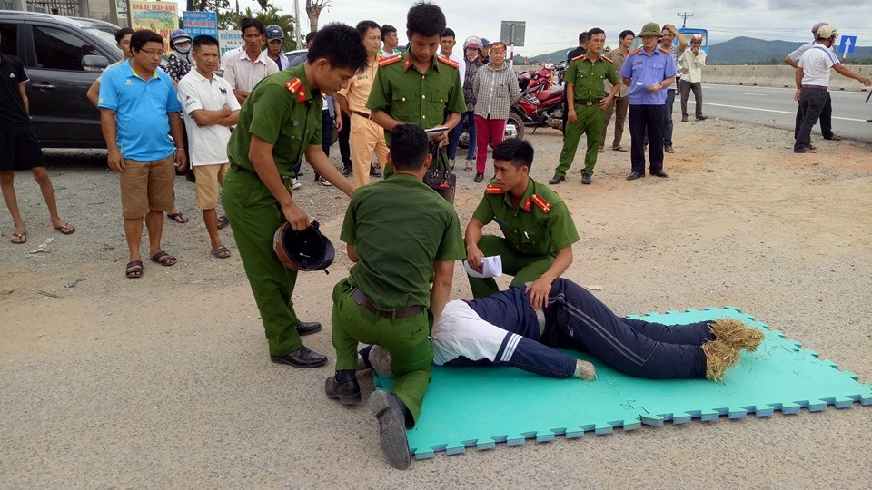 Xử nghi án tài xế cố tình cán chết nam sinh: Trả hồ sơ điều tra bổ sung - 3
Quyết định trả hồ sơ để điều tra bổ sung vụ án của TAND huyện Kỳ Anh chỉ rõ sự thiếu minh bạch của các điều tra viên, kiểm sát viên khi cùng một thời điểm những người thực thi tố tụng tham gia nhiều hoạt động điều tra.
