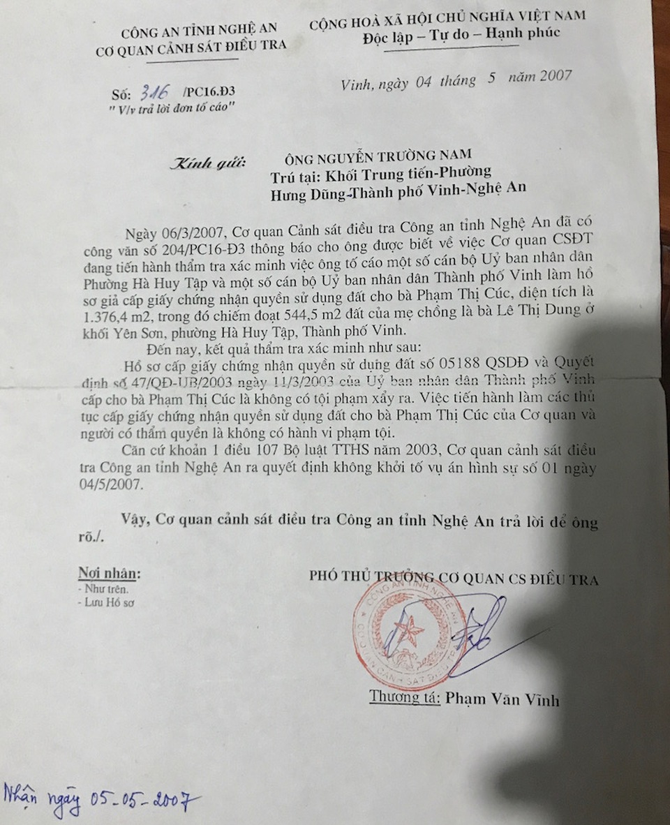 Bài 4: "Hô biến" đất của dân xong, cán bộ rút kinh nghiệm?! - 9 Theo Quyết định số 316/PC16.D3 của Cơ quan cảnh sát điều tra công an tỉnh Nghệ An năm 2007, trong đó nội dung kết luận nêu rõ: Hồ sơ cấp GCNQSDĐ số 05188 cho bà Phạm Thị Cúc là không có tội phạm xảy ra. Tuy nhiên, ông Nam đề nghị cơ quan điều tra công an tỉnh Nghệ An hủy Công văn số 316/PC16.D3 xử lý nghiêm những cá nhân liên quan theo đúng quy định của pháp luật...