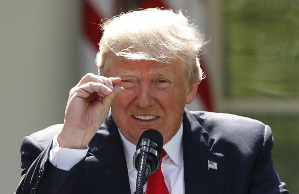 6 tháng đầu tiên đầy "sóng gió" của Tổng thống Trump tại Nhà Trắng - 13
Ông Trump tuyên bố Mỹ rút khỏi Hiệp ước Paris về biến đổi khí hậu tại Vườn Hồng, Nhà Trắng ngày 1/6/2017. Quyết định của ông đã gây nên làn sóng tranh cãi và chỉ trích từ dư luận và nguyên thủ các nước. (Ảnh: Reuters)