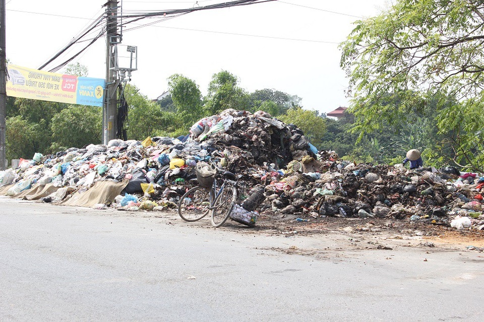 "Núi rác" ở Hà Nội được thu dọn sau 4 tháng ứ đọng - 11
Một người thu mua phế liệu tranh thủ nhặt nhạnh rác tái chế trước khi núi rác được dọn đi.