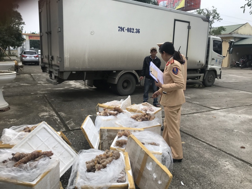 Gần 3 tạ thực phẩm ôi thiu đang trên đường từ Bắc vào Nam - 1 Số thực phẩm bẩn đang trên đường tuồn ra thị trường