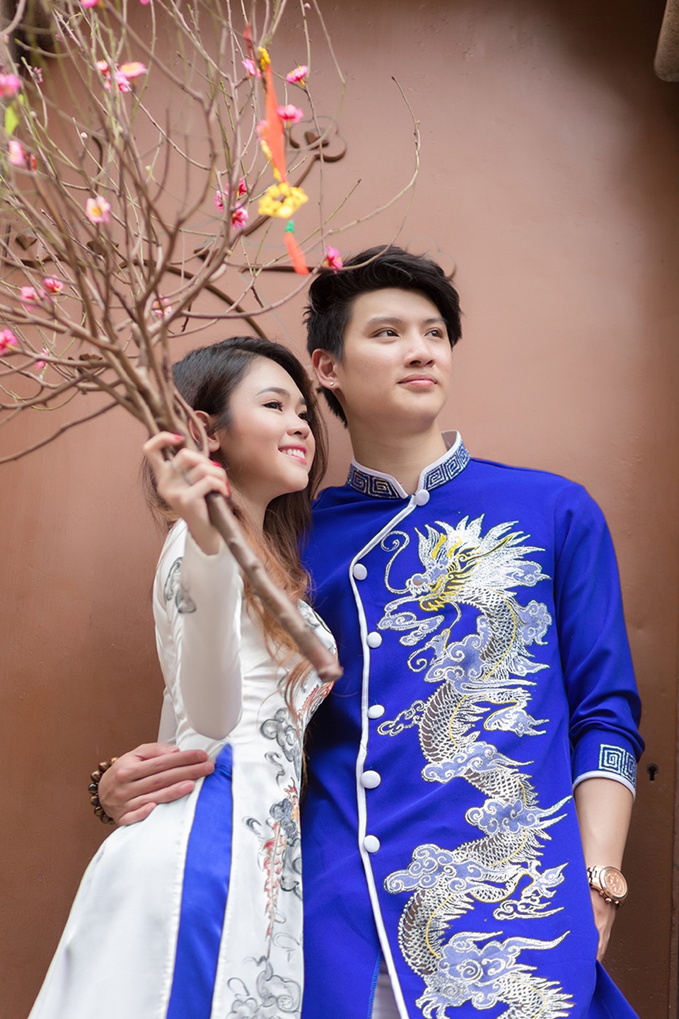 Cặp đôi “đũa lệch” Việt Nam - Na Uy rủ nhau đi dạo phố sắm Tết - 2 Trang Facebook của hai bạn thu hút hàng trăm ngàn lượt theo dõi và những bình luận khen ngợi, ủng hộ.