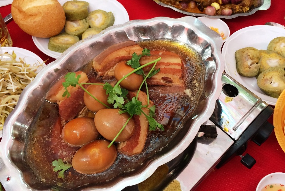 Về miền Tây đừng quên thưởng thức cá lóc đồng nướng rơm - 11 Nhưng ngày tết, mỗi gia đình miền Tây đều có món thịt kho hột vịt