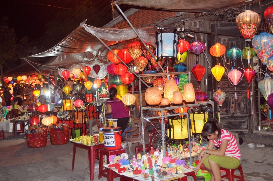 Đèn lồng rực rỡ tại chợ đêm Nguyễn Hoàng