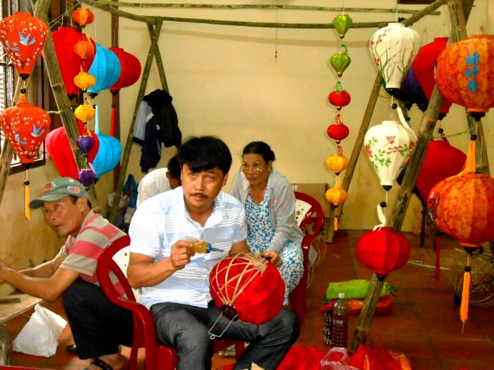 Hội An: Rộn ràng lễ giỗ Tổ nghề mộc Kim Bồng - 14 Trình diễn làm đèn lồng