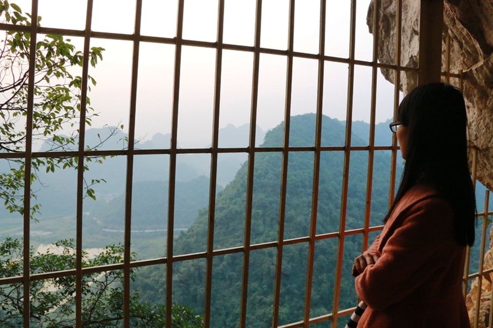 Từ cửa phía trên của động có thể quan sát thấy toàn bộ khung cảnh của núi rừng Thung Nham với những dãy núi trùng điệp, điểm vào đó là những ngôi nhà sàn tạo nên một bức tranh tuyệt đẹp và sinh động.