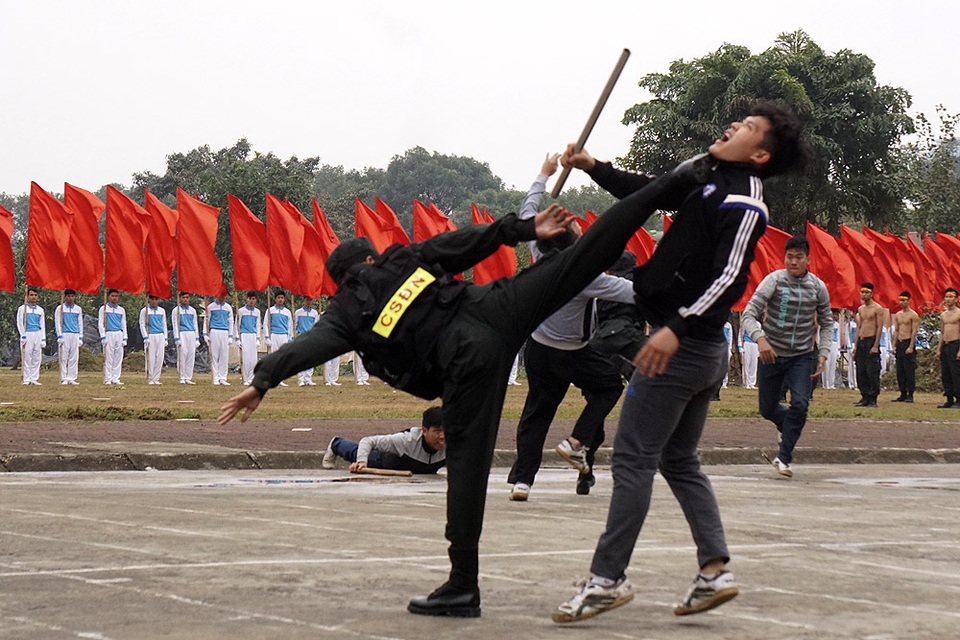 Những pha võ thuật "mình đồng da sắt" của cảnh sát đặc nhiệm - 14 Những pha võ thuật "mình đồng da sắt" của cảnh sát đặc nhiệm - 14