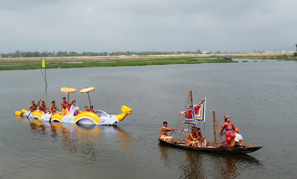 Năm nay, lần đầu tiên, hội đua thuyền được lồng ghép tái hiện hội đua thuyền đoạt cờ lệnh rước Huyền Trân Công Chúa - một điển tích trong lịch sử nhà Trần