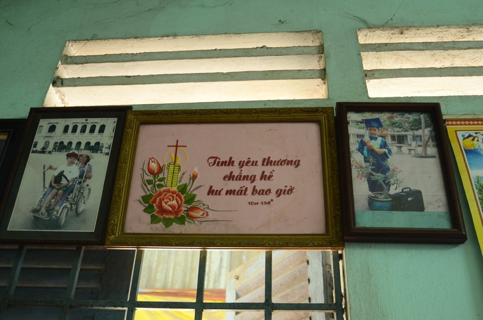 Tấm lòng vàng của nữ vận động viên khuyết tật - 14 Đây là niềm tin để chị vượt qua những lúc khó khăn. Trẻ con sốt, người lớn bệnh, mọi người nhao nhác “làm sao đây Hoài Thương?”... Nhưng dường như có phép lạ, cứ hễ tới đường cùng tôi lại được người giúp đỡ”, chị Thương cười.