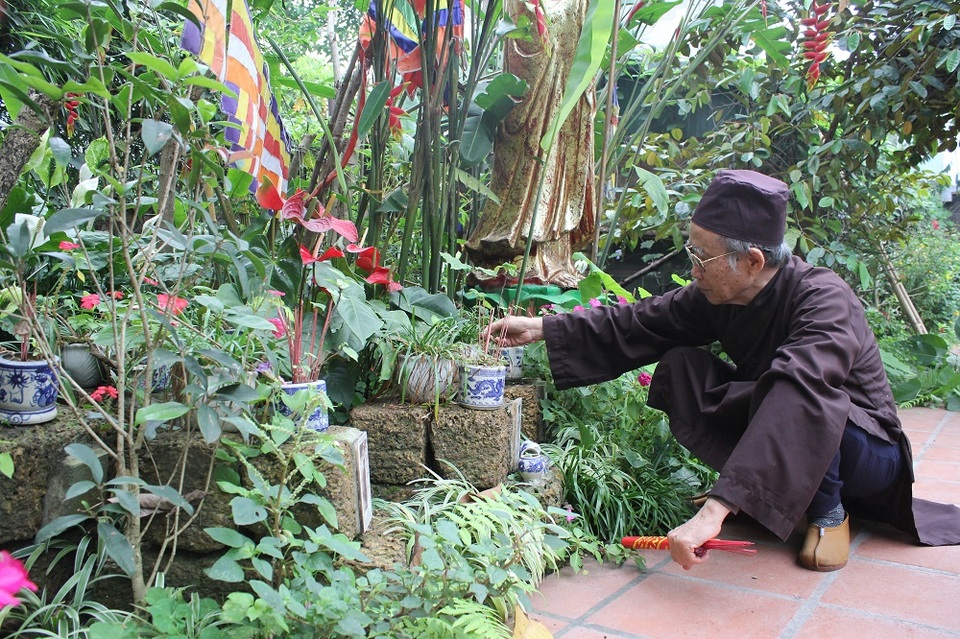 Người Hà Nội chi tiền triệu "an táng" cho chó mèo - 7 Nhiều ngôi mộ vật nuôi trong nghĩa trang được chủ nhân chăm chút, trồng hoa xung quanh khá đẹp mắt. Thậm chí, trước mỗi ngôi mộ còn có cả bát hương thờ cúng.