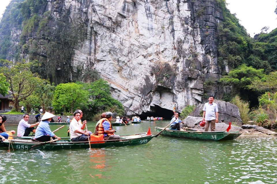 Tuyến tham quan thứ nhất chủ yếu là đi qua các hang động xuyên thủy, một số đền, miếu. Tuyến thứ hai được ví như tuyến về nguồn đến với đền thờ Thánh Quý Minh Đại Vương, Hành cung vũ lâm...