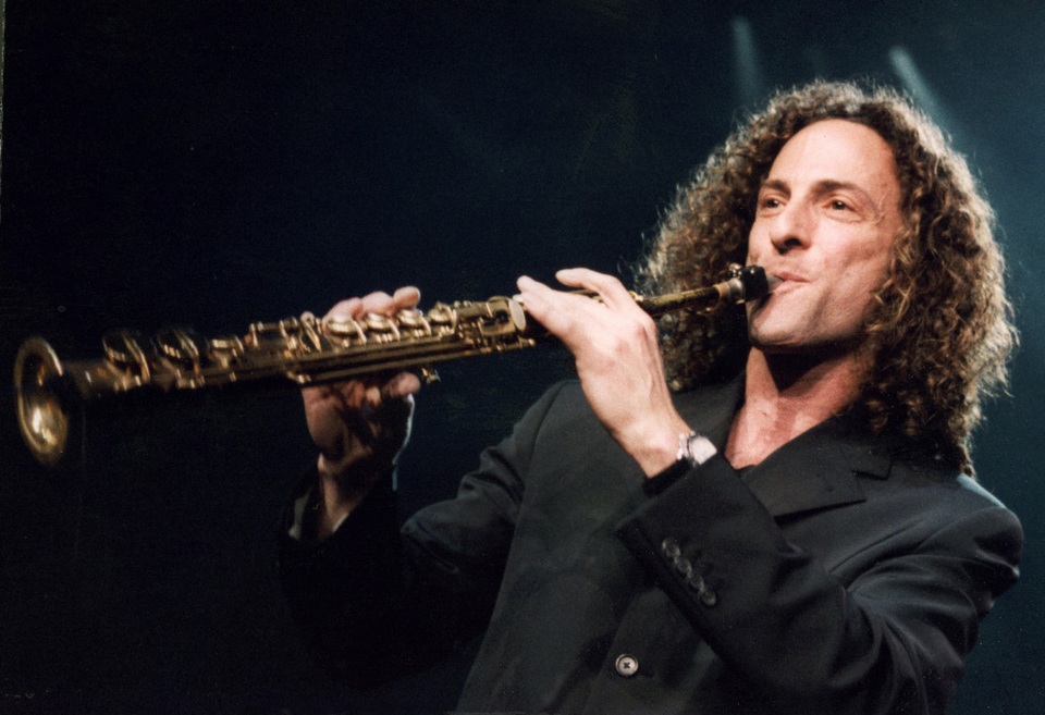 Nghệ sĩ saxophone Kenny G biểu diễn giữa không trung - 1 Nghệ sĩ saxophone Kenny G