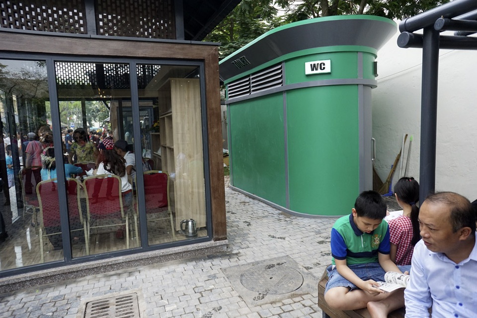 Độc đáo phố sách Hà Nội ngày khai trương - 15 Nhà vệ sinh công cộng đặt khuất phía sau các quầy bán sách.